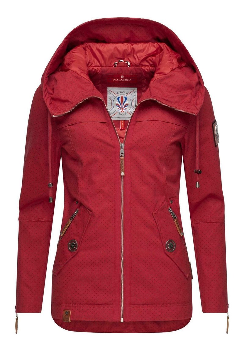 Chaqueta roja con cremallera y capucha. Presenta un exterior con un patrón, dos bolsillos frontales con botones y un forro interior de color contrastante.