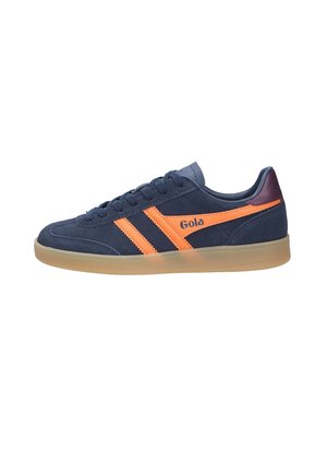 Marineblaue Wildleder-Sneaker mit orangefarbenen Streifen und Logo, grauer Zunge und brauner Gummisohle. Verfügt über ein niedriges Profil und ein Schnürdesign.