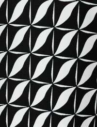 Schwarz-weißes Gewebe mit einem geometrischen Muster aus spitzen Formen, die in einem sich wiederholenden Design angeordnet sind, strukturierte Oberfläche mit sichtbaren Fasern.