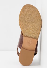 Semelle de sandale avec avant beige texturé et talon lisse couleur tan, tige en cuir marron motif croco, estampillée avec la taille "billi bi Copenhagen 37".