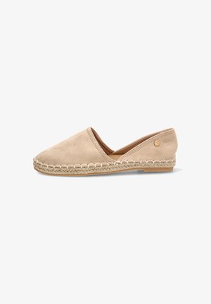 Zapato plano tipo espadrilla de ante beige con suela de yute trenzado y pequeño logotipo redondo dorado cerca del talón, vista lateral sobre fondo blanco.