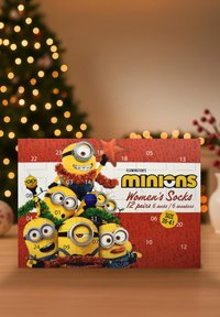 Calendario dell'Avvento a tema Minions con una scatola di calze, caratterizzato da grafiche colorate, con personaggi dei cartoni animati gialli, design rosso e bianco, disponibile nelle taglie 35-41.