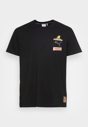 Polo negru din bumbac cu guler rotund, având un buzunar pe piept cu logo-uri colorate și o etichetă mică de marcă la tiv.