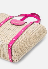 Borsa a tote in paglia intrecciata con vivaci accenti in pelle sintetica rosa, dotata di una base piatta, manici doppi e un piccolo lembo superiore con logo.