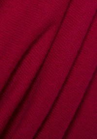 Strickstoff in tiefrot, mit einer weichen Textur, die ein gleichmäßiges Rippenmuster und einen leichten Glanz aufweist. Gedrehte Fasern vermitteln Wärme und Komfort.