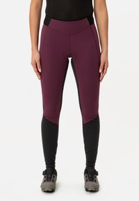 Sykkeltights i burgunder og svart med elastisk stoff, flate sømmer, og en polstret innlegg for komfort. Inkluderer svarte detaljer ved anklene.