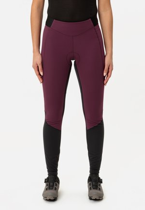 Sykkeltights i burgunder og svart med elastisk stoff, flate sømmer, og en polstret innlegg for komfort. Inkluderer svarte detaljer ved anklene.