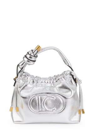 Srebrna metalik torba s nabranim vrhom, drškom s čvorom, detaljima u zlatnoj boji i utisnutim logotipom "CD" na prednjoj strani.