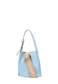 Borsa a secchiello in pelle blu con finitura texturizzata, dotata di una tracolla intrecciata beige e accessori metallici. Design compatto con un manico singolo.