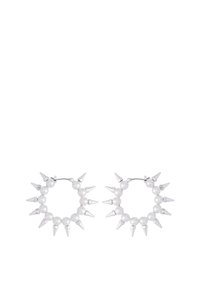 Hoop øreringe lavet af hvide perler og sølvfarvede spidser, med et rundt design der har vekslende perle-lignende og spidse elementer.