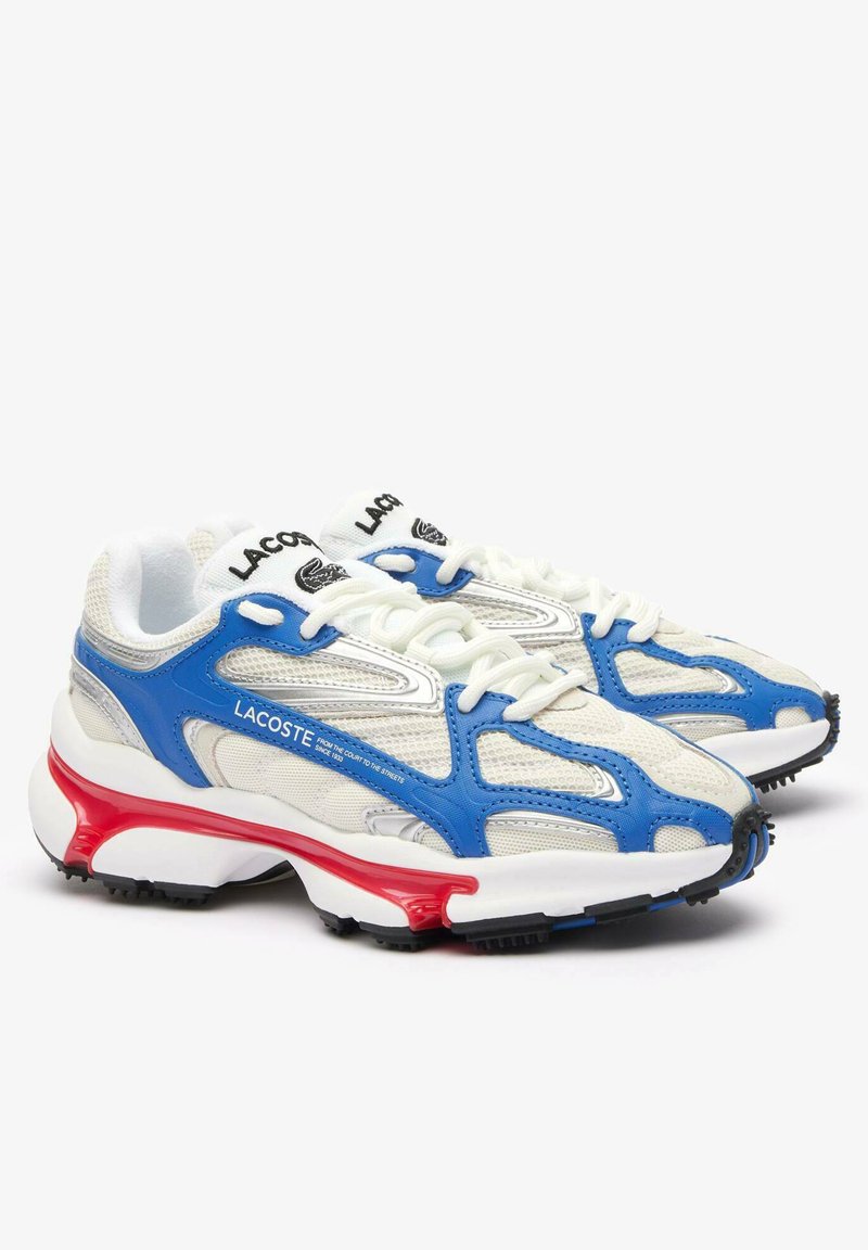 Baskets Lacoste avec une tige en maille blanche, des accents synthétiques bleus, une semelle intermédiaire rouge et une semelle extérieure en caoutchouc noir ; présente des détails texturés.
