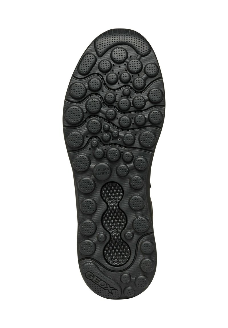 Czarna kauczukowa podeszwa buta z teksturowaną powierzchnią, która zawiera okrągłe i owalne wzory, w tym otwory wentylacyjne oraz wytłoczone logo marki.