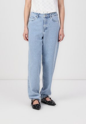 Vaaleansiniset korkeavyötäröiset farkut rentoa leikkausta. Ominaisuuksina klassinen viiden taskun muotoilu ja hillitty kuluminen. Yhdistetty mustiin kenkiin.