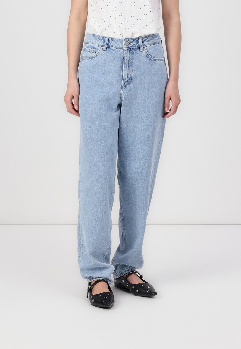 Ljust blå, högmidjade jeans i denim med avslappnad passform. Har en klassisk femficksdesign och subtila blekningar. Matchas med svarta skor.