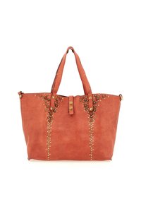 Borsa a spalla in pelle di colore arancio ruggine con dettagli borchiati lungo i lati. Due manici robusti, chiusura magnetica e una finitura liscia.