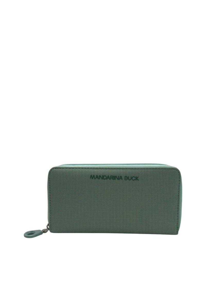 Portafoglio verde dalla superficie texturizzata, con forma rettangolare e chiusura a zip. "Mandarina Duck" è stampato sul fronte.