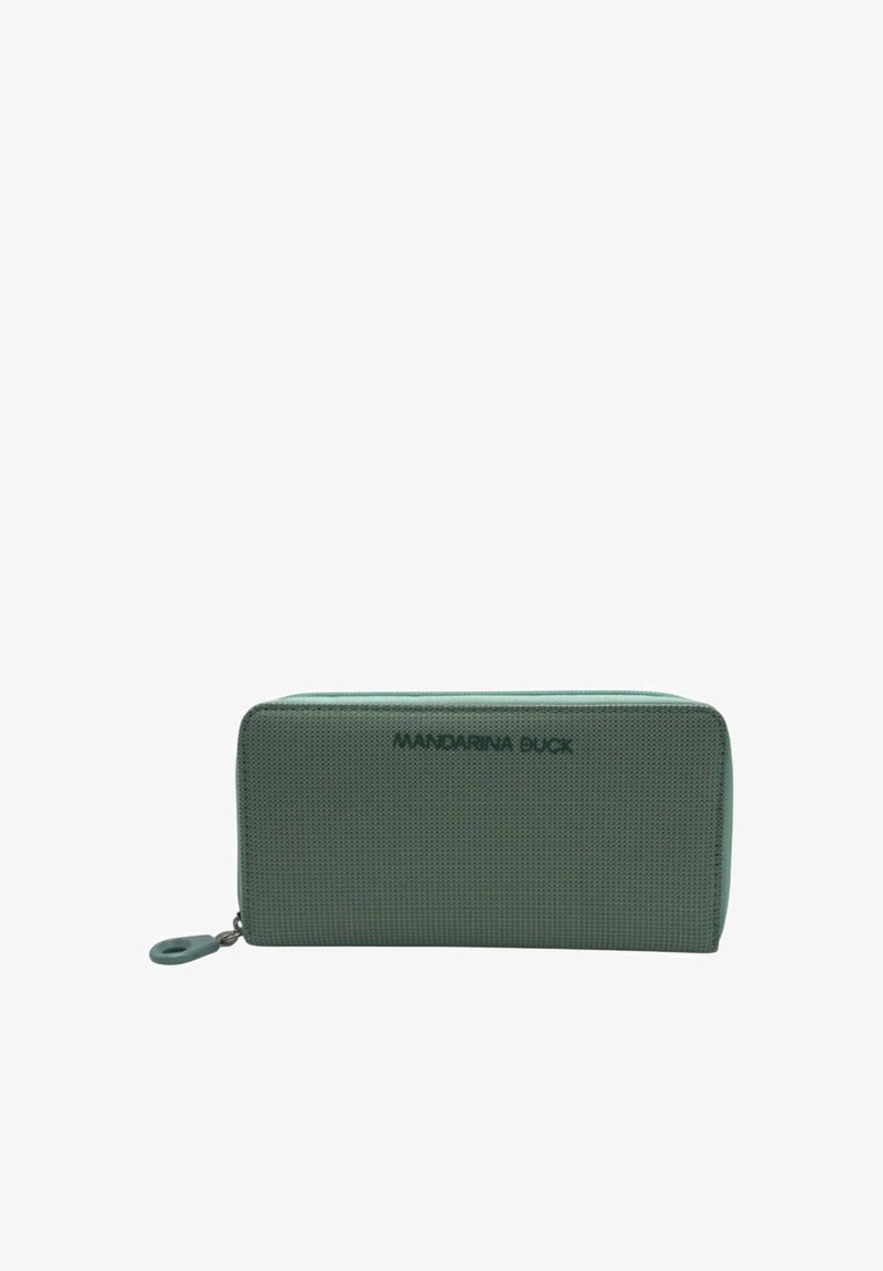 Portafoglio verde dalla superficie texturizzata, con forma rettangolare e chiusura a zip. "Mandarina Duck" è stampato sul fronte.