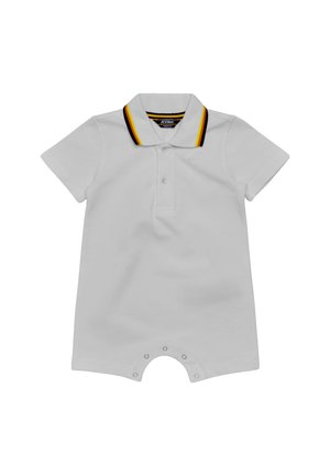 Korte witte babyromper met een polokraag met zwarte, gele en rode strepen en drukknopen aan de onderkant.