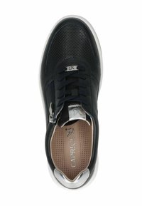 Fekete bőr sportcipő perforált mintával, fűzős záródással, ezüst kiegészítőkkel és fehér gumi talppal. A belső részen textúrázott talpbetét található.