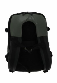 Zaino nero e verde oliva con schienale imbottito, spallacci regolabili, chiusura con zip e un interno spazioso. Materiale liscio e design minimale.