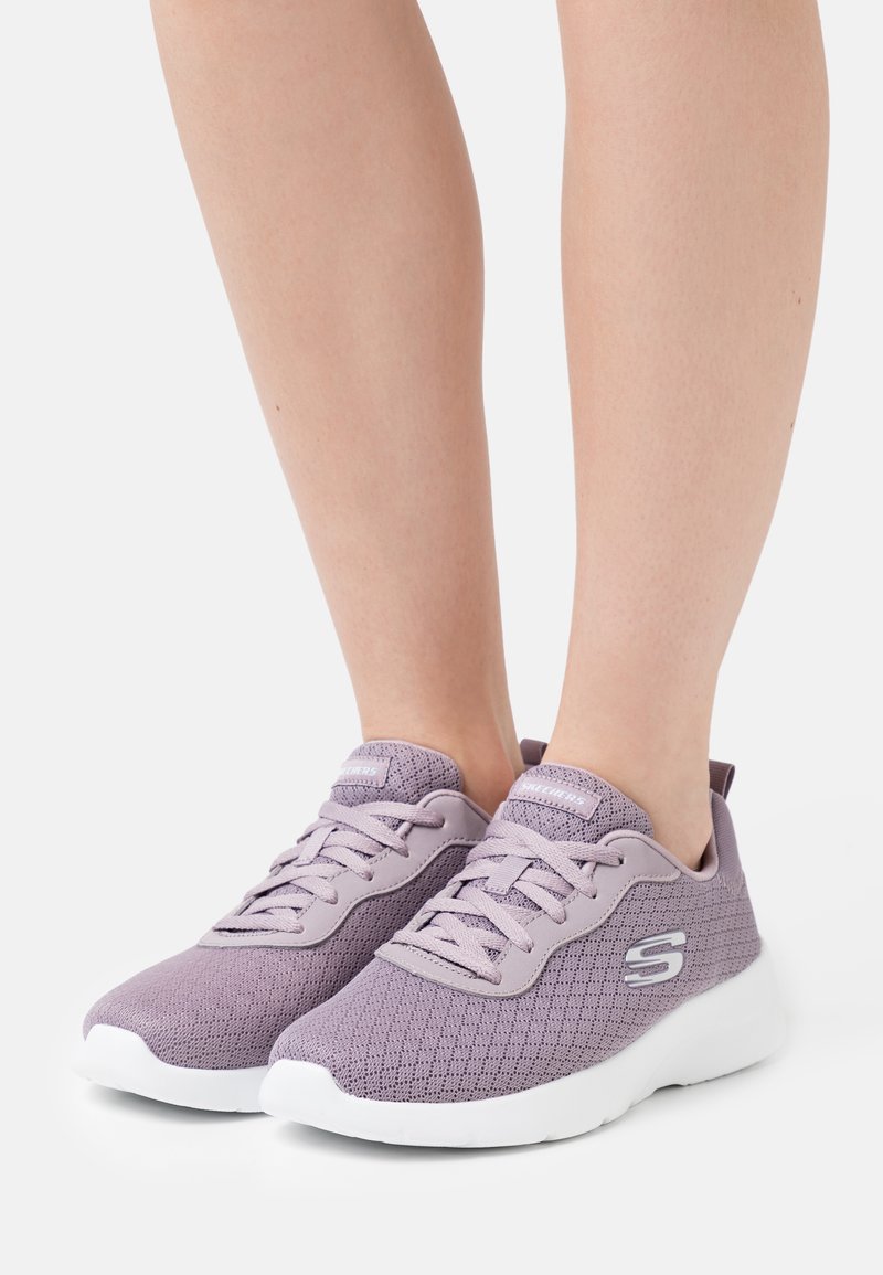 Scarpe da sport in mesh viola con tomaia testurizzata, suola bianca e design con lacci. Presentano un logo sul lato e un collare imbottito.
