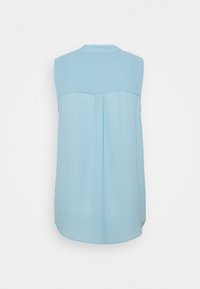 Ärmelloses hellblaues Oberteil mit rundem Ausschnitt, mit einer Rückenfalte und glatter Textur, in einem lässigen Schnitt gestaltet.