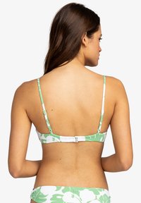 Groene en witte bloemenbikini-top met verstelbare bandjes en een haaksluiting op de rug. Glad, rekbaar materiaal met een tropisch patroon.