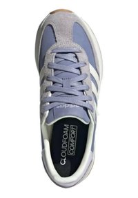Sneaker viola chiaro realizzato in materiale scamosciato e mesh, con strisce bianche, lacci piatti e una soletta nera etichettata "CLOUDFOAM COMFORT."