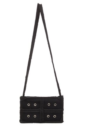 Sort crossbody-taske i stof med struktureret finish, med fire forlommer og metalnitter som detaljer. Flad, rektangulær form, justerbar rem.
