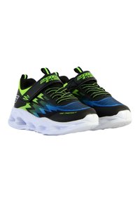 Sneakers neri leggeri con accenti blu e verdi, parte superiore in rete, lacci elastici e suola bianca imbottita etichettata "Toe Protect".