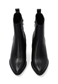 Černé kožené kotníkové boty s špičatou špičkou, zipem a poutky na snadné obouvání. Hladký povrch a elegantní design s minimalistickým profilem.