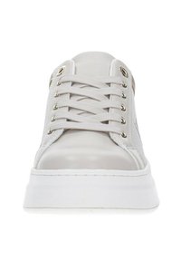 Sneaker bianco con tomaia in pelle e tessuto lisci. Presenta un design alla moda con lacci, occhielli in metallo e una suola in gomma bianca spessa e testurizzata.