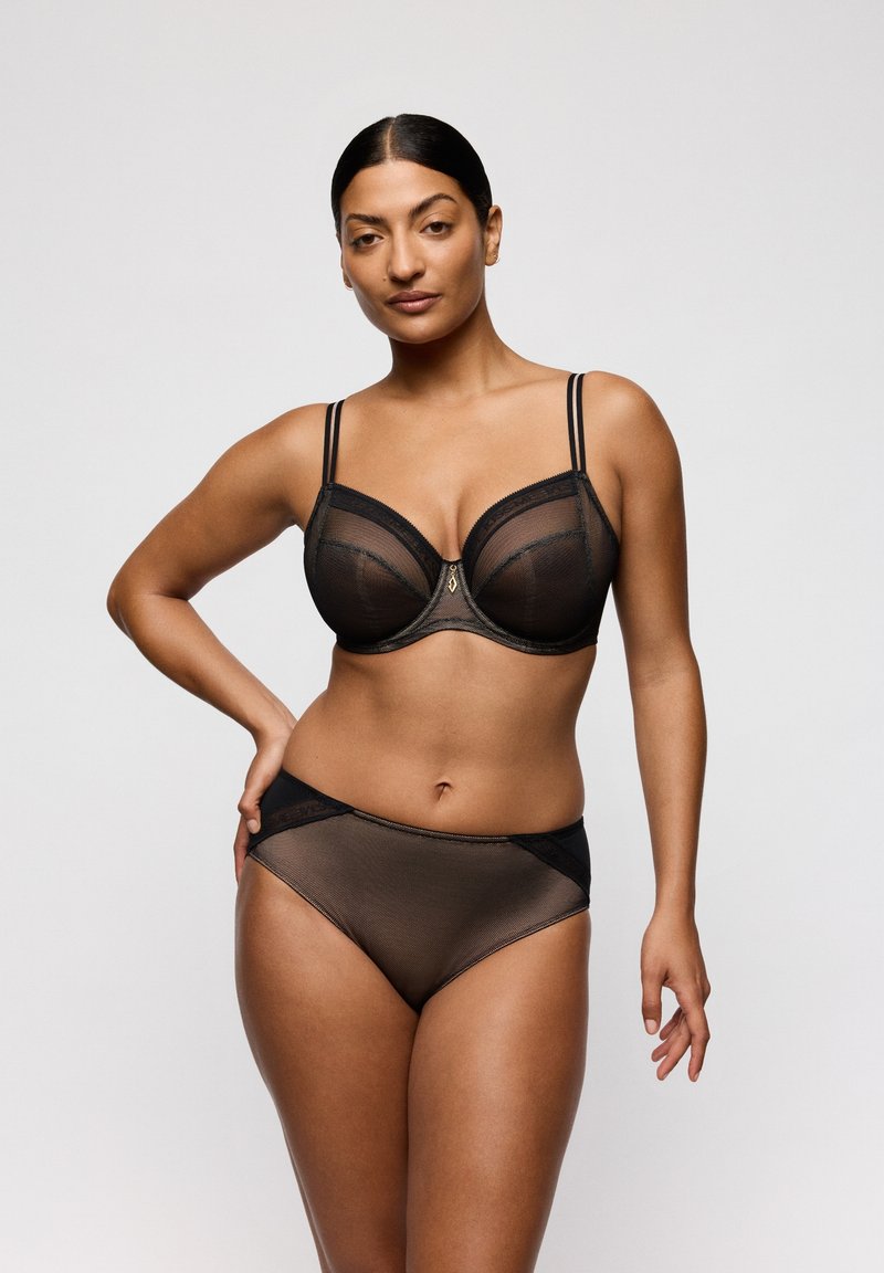 Ensemble de lingerie noire composé de panneaux en maille transparente et panneaux opaques. Le soutien-gorge est à armatures, avec des bonnets rembourrés et des bretelles ajustables ; la culotte adopte une coupe taille basse.