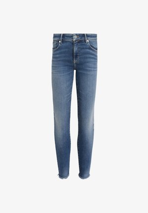 Cienkie dżinsy z denimu w średnim niebieskim kolorze, z lekkim wyblaknięciem i postrzępionym dołem. Widać przednie kieszenie oraz zamek błyskawiczny.