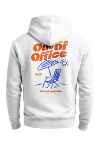 Weißer Hoodie mit einem bunten grafischen Design, das orangefarbene und blaue Schriftzüge, einen Regenschirm und einen Stuhl zeigt und ein Urlaubsthema anzeigt.