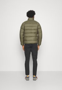 Patagonia REVERSIBLE SILENT DOWN JACKET - Piumino - dunkelgrün