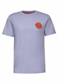 T-shirt en coton lavande clair avec un col rond, des manches courtes et un imprimé graphique orange et noir sur la partie gauche de la poitrine.