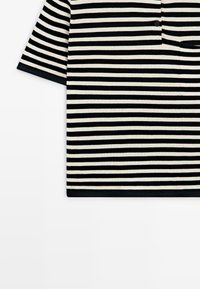 Zwart-wit horizontaal gestreept poloshirt met korte mouwen, een kraag met knopen en een borstzak aan de rechterkant.