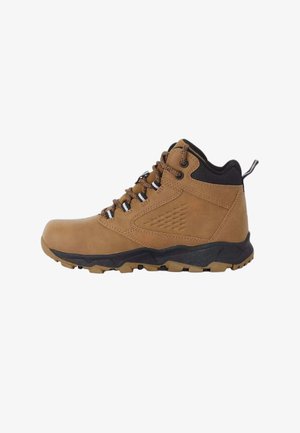 Bruine wandelschoen met zwarte, gewatteerde kraag, robuuste zool en veterluiting aan de voorkant, zijaanzicht tegen een witte achtergrond.