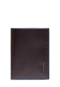 Cartera de cuero marrón oscuro con costuras azul claro, diseño de doble pliegue y un pequeño logo plateado en el frente. Textura suave con bordes redondeados.