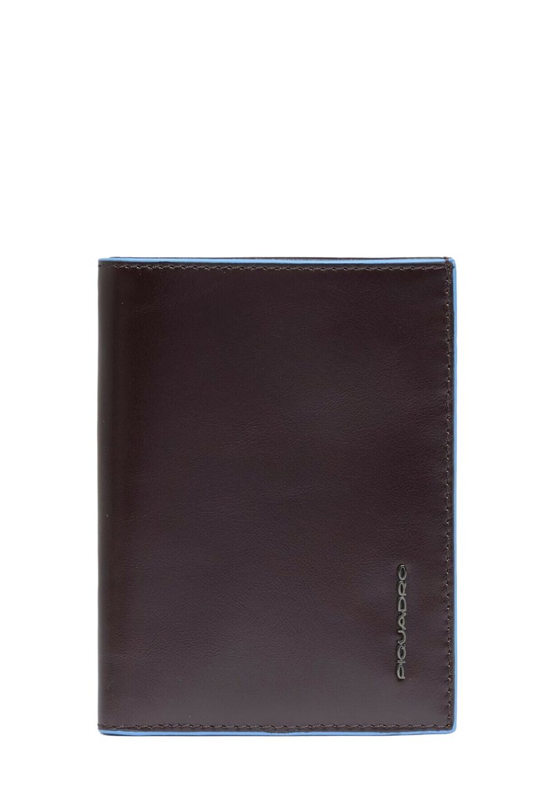 Cartera de cuero marrón oscuro con costuras azul claro, diseño de doble pliegue y un pequeño logo plateado en el frente. Textura suave con bordes redondeados.