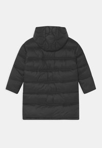 Černá péřová bunda s kapucí; prošívaný design s horizontálními sekcemi; dlouhé rukávy; hladká, lesklá textura; žádné viditelné zapínání.