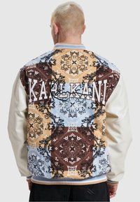 Karl Kani OG BLOCK PAISLEYCOLLEGE - Bomber tipa jaka - light blue multicolor