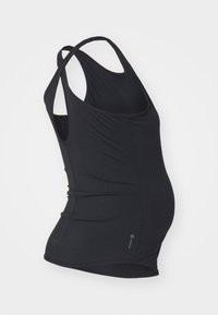 Débardeur noir au design épuré, fabriqué en matériau extensible. Il présente des bretelles croisées et un devant froncé pour une silhouette ajustée.