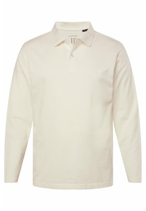 Camisa polo de manga larga en algodón color blanco roto. Presenta un cuello con solapa, una tapeta de tres botones y una textura suave y lisa.