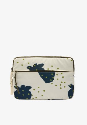 Kremowa saszetka na zamek błyskawiczny z zielonymi kropkami i granatowymi abstrakcyjnymi kształtami truskawek, z przednią kieszenią na zamek i materiałowym uchwytem zamka.