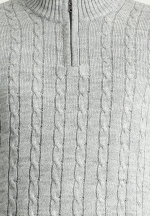 Lichtgrijze gebreide trui met een kwart-rits aan de voorkant, geribbelde kraag en textuurpatronen van kabels. Zacht materiaal, gemiddelde dikte.