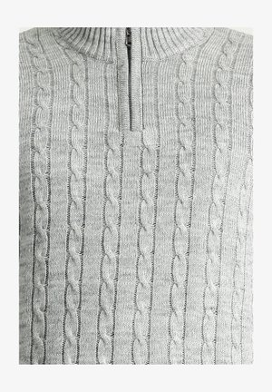 Lichtgrijze gebreide trui met een kwart-rits aan de voorkant, geribbelde kraag en textuurpatronen van kabels. Zacht materiaal, gemiddelde dikte.