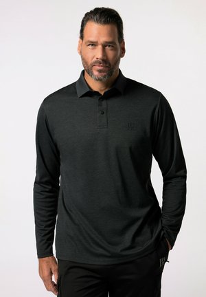 Mørkegrå langærmet polo-shirt lavet af blødt stof, med knaplukning, krave og broderet logo på brystet.