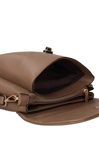 Zachte, getextureerde bruine leren handtas met ritssluitingen en gouden accenten. Open klep ontwerp onthult een ruim interieur.